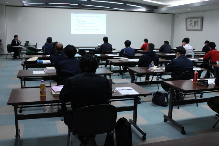 法令について学ぶ参加者の内容を表示