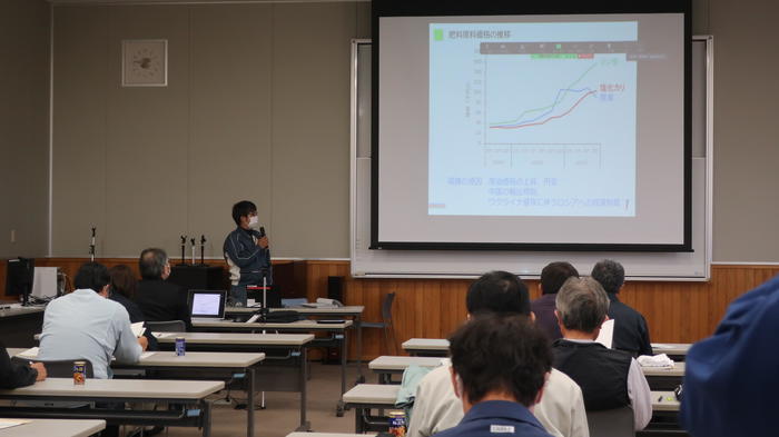 肥料コスト低減に向けた施肥技術学ぶ参加者らの内容を表示