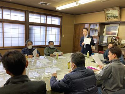 説明する担当者(5日　平内町で)の内容を表示