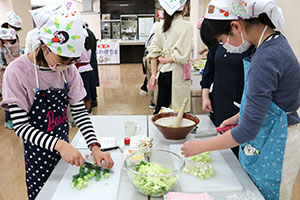 Parents and children try their hand at making a boxed lunch