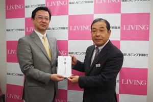 福島リビング新聞社・渡邊博之代表取締役社長(左)と、JA全農福島・加藤広幸管理部長(右)の内容を表示