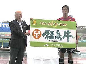 岡田選手に半澤副本部長から贈呈です！の内容を表示