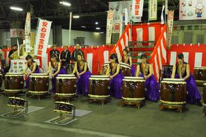 二本松市の「和雅美太鼓」の威勢の良い和太鼓が初せりに華を添えました。の内容を表示