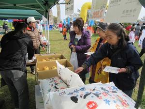 福島県産品のブースは大好評！の内容を表示