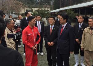 安倍総理大臣と今村復興大臣に説明をする蛭田博章さんの内容を表示