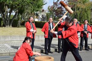 猪股本部長も負けじと力いっぱい杵を下ろします。の内容を表示