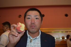 秋吉プロは桃を丸かじり！の内容を表示