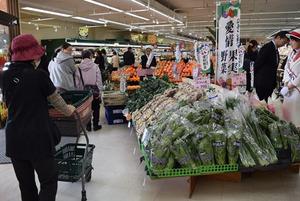 野菜・果実売り場　賑わいましたの内容を表示