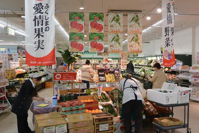 旬の果物や野菜が並びます（保原店）の内容を表示