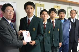 尚志高校にて 左より清野和浩所長、茂木星也キャプテン、佐藤凌輔副キャプテン、村山慶伍さん、仲村浩二監督、倉又晴男校長の内容を表示