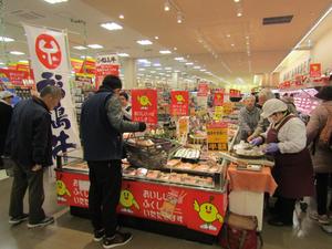 福島牛売り場は大盛況でした（ヨークベニマル横塚店）の内容を表示