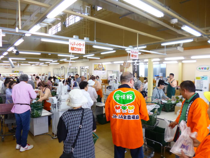 多くの来場者で賑わう店内の内容を表示