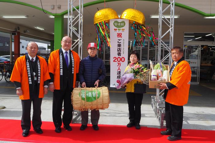 左から、半澤園芸部長、増子副本部長、庭山さんご夫妻、生産者代表の小山会長の内容を表示