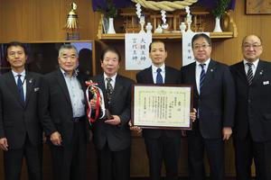 右から３番目が農林水産大臣賞を受賞した上野氏の内容を表示