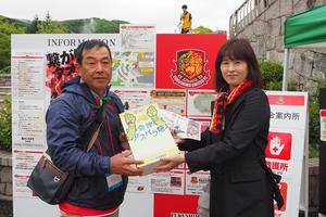加藤管理部長から、ハーフタイム抽選会「会津アスパラ畑」の当選者様へ、おめでとうございます！の内容を表示