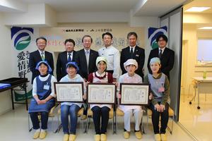 審査員と参加者の皆さんで記念撮影 (左から 優秀賞:滝晴代さん、若菜さん、最優秀賞:小山郁子さん、優秀賞:今泉結愛さん、友美さん)の内容を表示