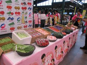 展示された新鮮な福島の桃と野菜の内容を表示