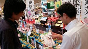 職員（右）が消費者（左）の方へ県産青果物の安全性を説明している様子の内容を表示