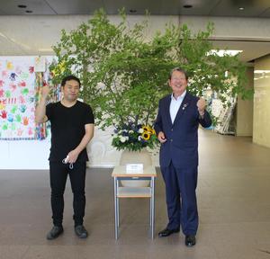 左から花のチカミ　近美社長、ＪＡ福島五連　菅野会長の内容を表示
