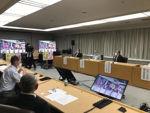 会議室でのオンライン中継の内容を表示