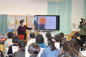 パワーポイントを用いた花の説明の様子(塙小学校)の内容を表示