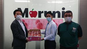 仲卸の丸二の藤田社長様(中央)と東京青果の高羽取締役様(右側)の内容を表示