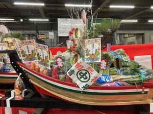 横浜市中央卸売市場　横浜丸中青果㈱で展示された縁起物の宝船の内容を表示
