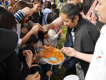 「天下富舞」の試食の様子の内容を表示