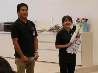 「ひるがの高原だいこん」をPRするJAめぐみのの笹原課次長(左)と青山さん(右)の内容を表示
