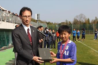 優勝した「カワイ体育教室」の選手に県産米を贈呈(c日刊スポーツ)の内容を表示