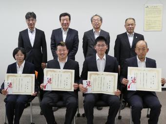 生産者として決意を新たにした10期生(1列目4人)と関係者の内容を表示