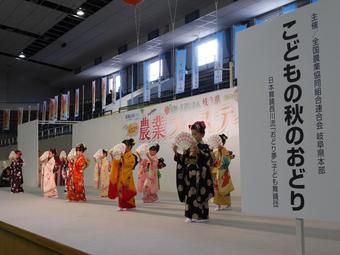 舞を披露する岐阜聖徳学園小学校の子どもたちの内容を表示