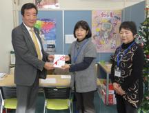 目録を手渡す桑田県本部長(左)の内容を表示