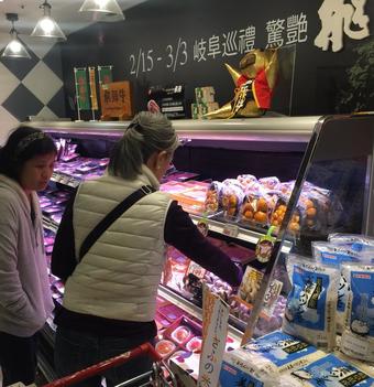 岐阜県産農畜産物フェアの店頭の様子の内容を表示