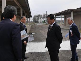 施設を視察する古田肇知事（右から2人目）の内容を表示