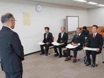 西村県本部長（左）から修了証書を受け取った11期生4人（右）の内容を表示