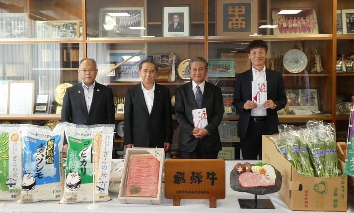 和田校長(右から2人目)と小林副校長(右から1人目)へ県産農畜産物などを贈呈する可知井組合長(左から2人目)と西村県本部長(左から1人目)の内容を表示