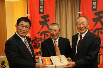 古田知事（左）に「天下富舞」を手渡す松尾部会長（中央）と加藤名誉顧問（右）の内容を表示