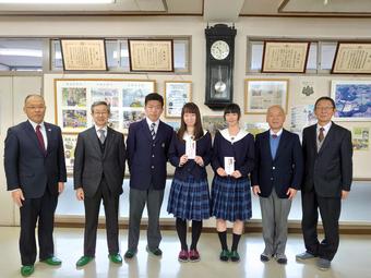 飛騨高山高校のみなさん（右5人）と西村県本部長（左）、駒屋組合長（左から2番目）の内容を表示