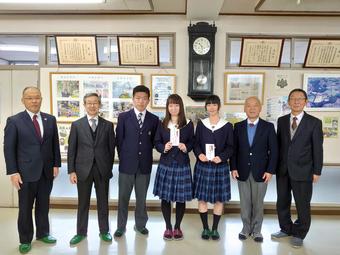 飛騨高山高校のみなさん(右5人)と西村県本部長(左)、駒屋組合長(左から2番目)の内容を表示