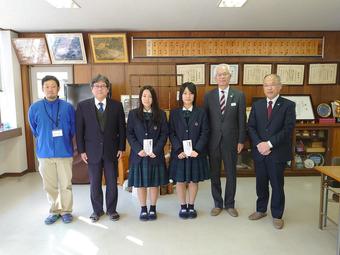 加茂農林高校のみなさん(左4人)と西村県本部長(右)、山内組合長(右から2番目)の内容を表示