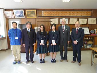 加茂農林高校のみなさん（左4人）と西村県本部長（右）、山内組合長（右から2番目）の内容を表示