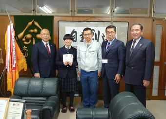 大垣養老高校のみなさん(中央3人)と、西村県本部長(左)、小林組合長(右)の内容を表示