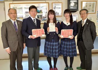 飛騨高山高校の生徒（中央3人）、駒屋組合長（右）、西村県本部長（左）の内容を表示