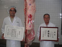 飛騨牛フェスタin岐阜最優秀賞の出品者である丹羽秀平さん(左)と購買者の末広精肉店(右)の内容を表示