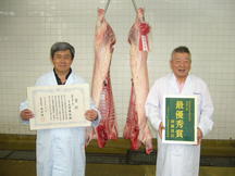 最優秀賞を受賞した農業法人森岡養豚（左）と購買者の株式会社丸明の内容を表示