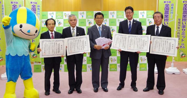 古田知事（右から3人目）に協賛金を贈呈した各連合会長らの内容を表示