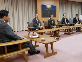 古田知事へ就農のきっかけや研修での苦労を語る8期生（右3人）の内容を表示