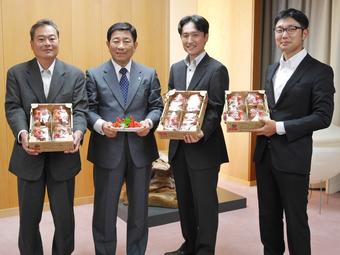 収穫したイチゴを古田知事（左から2人目）へ贈りましたの内容を表示
