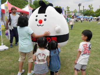 芝生広場では子どもたちと握手したり写真の撮影をしましたの内容を表示